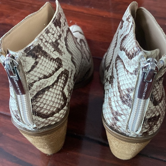 Vince Camuto Snakeskin booties Size 6.5 / 7 - Picture 3 of 9